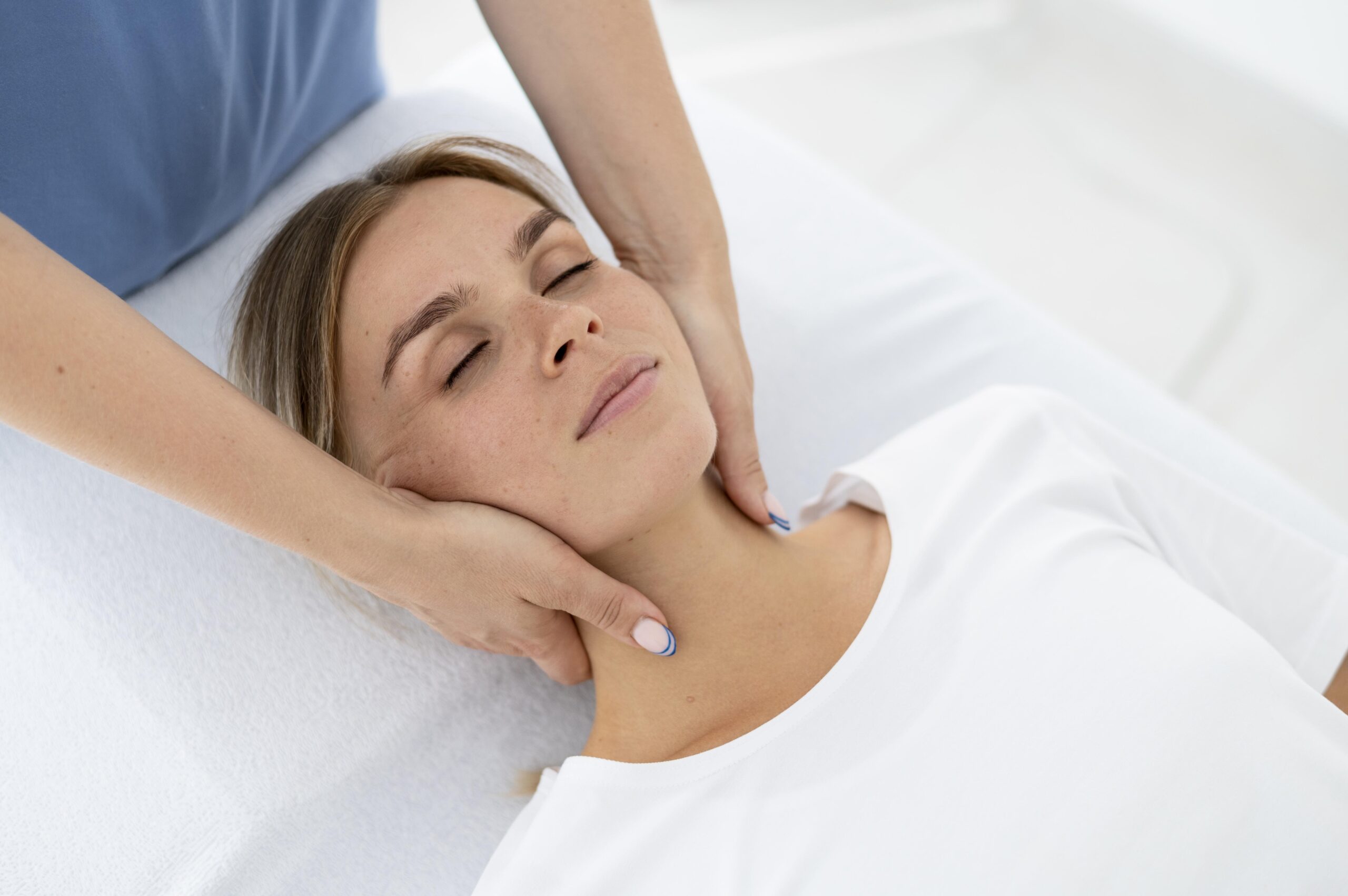 Hände massieren entspanntes Gesicht.