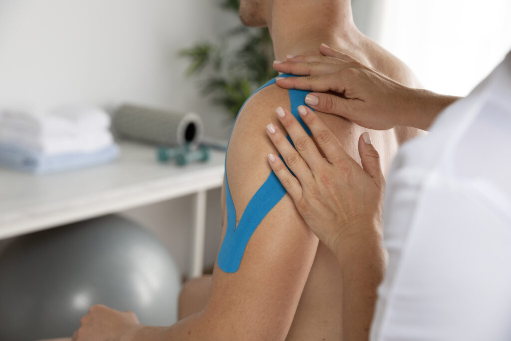 Blaues Tape auf Schulter, Behandlung