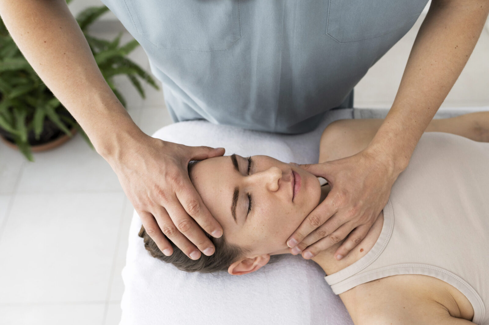 Sanfte Entspannung während Nackenmassage.