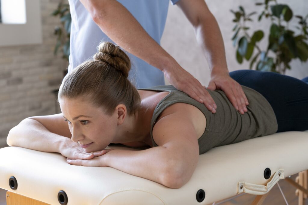 Ruhige Rückenmassage, entspannte Atmosphäre.