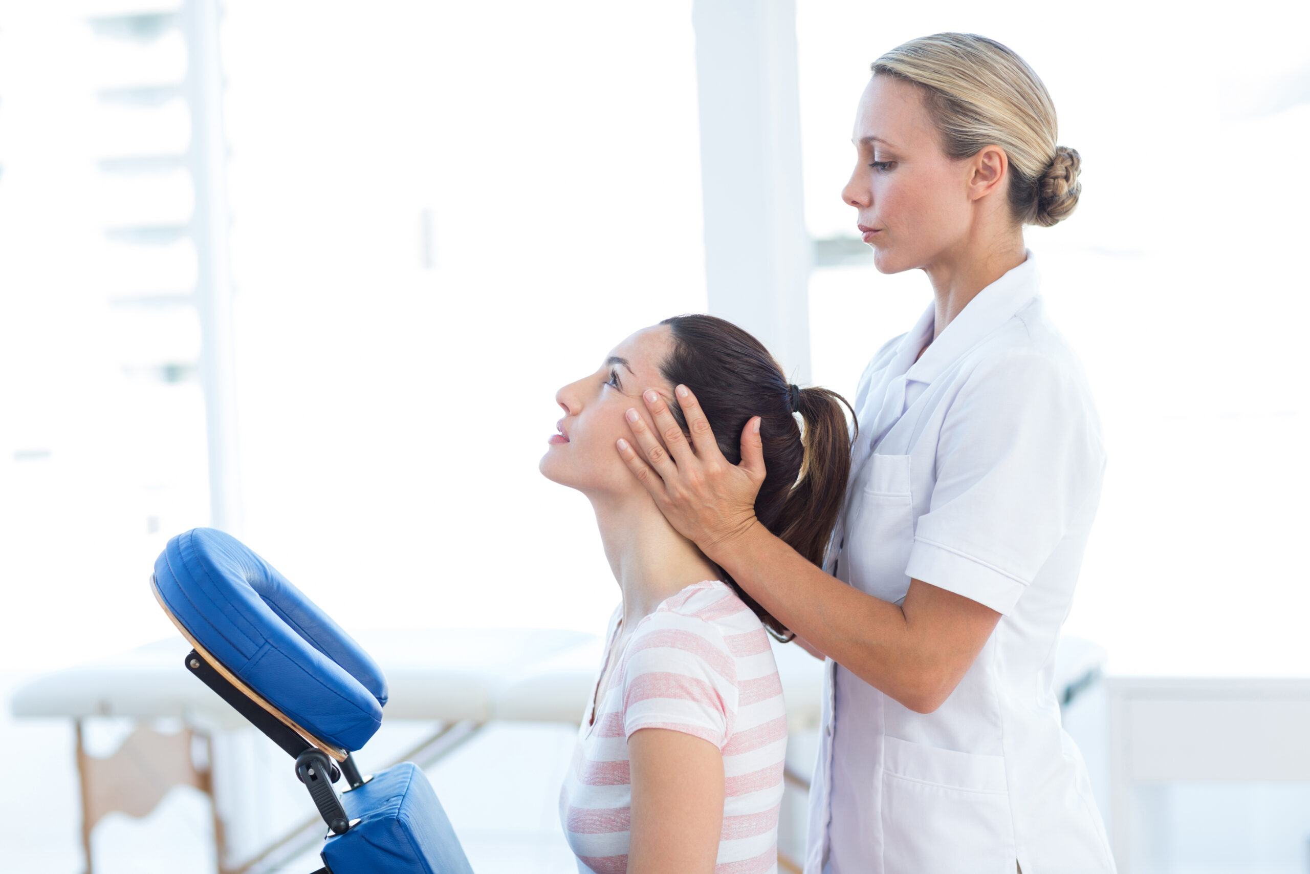 Physiotherapeutin behandelt Nacken sanft.